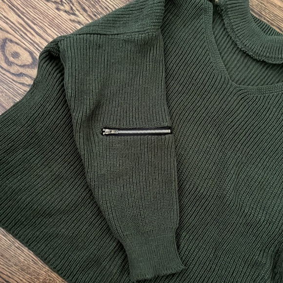 Boxy knit sweater with accent zippers on the sleeves and cutout detail. - Picture 4 of 6